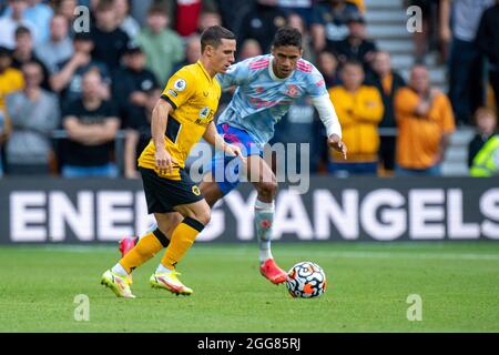 WOLVERHAMPTON, ANGLETERRE - AOÛT 29 : Raphael Varane de Manchester United lors du match de première ligue entre Wolverhampton Wanderers et Mantrest Banque D'Images