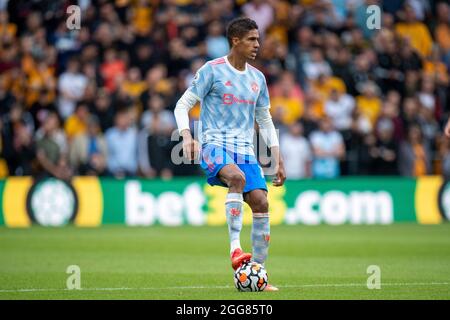 WOLVERHAMPTON, ANGLETERRE - AOÛT 29 : Raphael Varane, de Manchester United, ballon de contrôle lors du match de la Premier League entre Wolverhampton Wanderers Banque D'Images