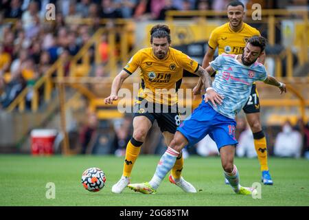 WOLVERHAMPTON, ANGLETERRE - AOÛT 29 : Bruno Fernandes de Manchester United et Ruben Neves de Wolverhampton Wanderers en action pendant le premier ministre Leagu Banque D'Images