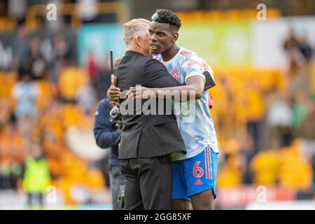 WOLVERHAMPTON, ANGLETERRE - AOÛT 29 : le directeur Ole Gunnar Solskjaer et Paul Pogba de Manchester United lors du match de la Premier League entre Wolverha Banque D'Images