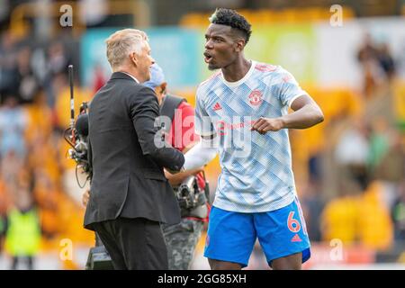 WOLVERHAMPTON, ANGLETERRE - AOÛT 29 : le directeur Ole Gunnar Solskjaer et Paul Pogba de Manchester United lors du match de la Premier League entre Wolverha Banque D'Images