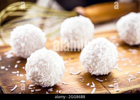 bonbons à la noix de coco faits maison, boules de noix de coco blanches sans sucre faites avec du lait de coco, doux végétalien Banque D'Images