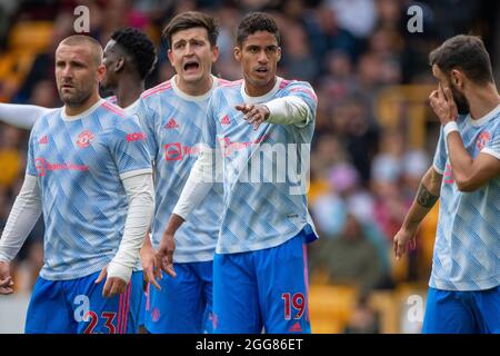 WOLVERHAMPTON, ANGLETERRE - AOÛT 29 : Raphael Varane, Harry Maguire, Luke Shaw de Manchester United lors du match de la première Ligue entre Wolverhampto Banque D'Images