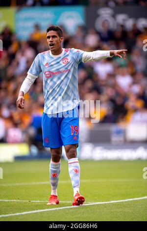 WOLVERHAMPTON, ANGLETERRE - AOÛT 29 : Raphael Varane de Manchester United lors du match de première ligue entre Wolverhampton Wanderers et Mantrest Banque D'Images