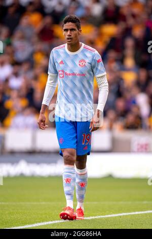 WOLVERHAMPTON, ANGLETERRE - AOÛT 29 : Raphael Varane de Manchester United lors du match de première ligue entre Wolverhampton Wanderers et Mantrest Banque D'Images