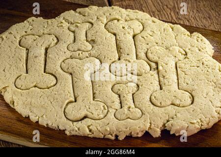 pâte crue pour nourriture pour chiens, biscuits pour animaux cuits à la maison Banque D'Images