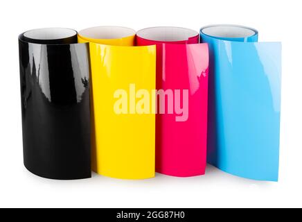 Rangée de rouleaux de film d'aluminium de couleur CMJN d'emballage de voiture ou de traceur en vinyle, isolés sur fond de bannière blanche Banque D'Images