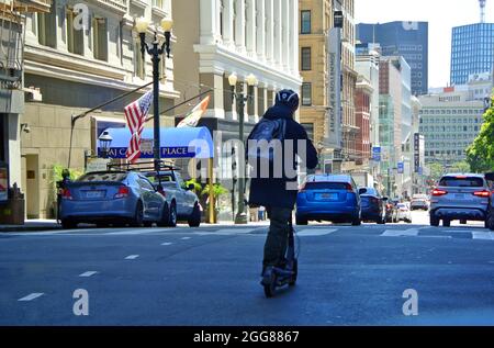 la frontière entre les patins à dos et les patins à roulettes se trouve dans le centre-ville de san francisco, californie, états-unis Banque D'Images