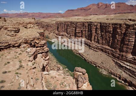 Vue sur le fleuve Colorado traversant Marble Canyon, à côté des falaises Vermilion dans le nord de l'Arizona, aux États-Unis Banque D'Images