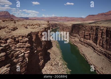 Vue sur le fleuve Colorado traversant Marble Canyon, à côté des falaises Vermilion dans le nord de l'Arizona, aux États-Unis Banque D'Images