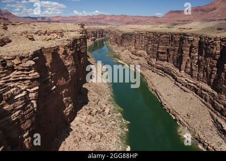 Vue sur le fleuve Colorado traversant Marble Canyon, à côté des falaises Vermilion dans le nord de l'Arizona, aux États-Unis Banque D'Images