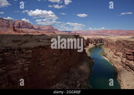 Vue sur le fleuve Colorado traversant Marble Canyon, à côté des falaises Vermilion dans le nord de l'Arizona, aux États-Unis Banque D'Images