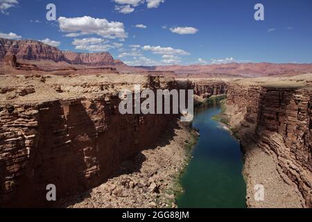 Vue sur le fleuve Colorado traversant Marble Canyon, à côté des falaises Vermilion dans le nord de l'Arizona, aux États-Unis Banque D'Images