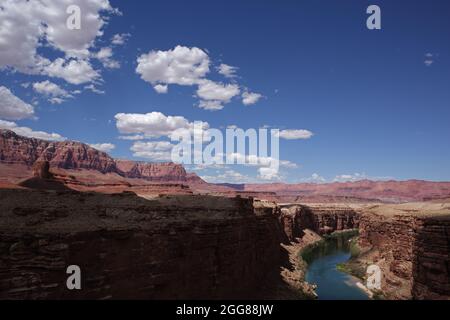 Vue sur le fleuve Colorado traversant Marble Canyon, à côté des falaises Vermilion dans le nord de l'Arizona, aux États-Unis Banque D'Images