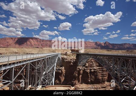 Vue sur le fleuve Colorado traversant Marble Canyon sous le pont Navajo, à côté des falaises Vermilion dans le nord de l'Arizona, aux États-Unis. Pont Navajo Banque D'Images