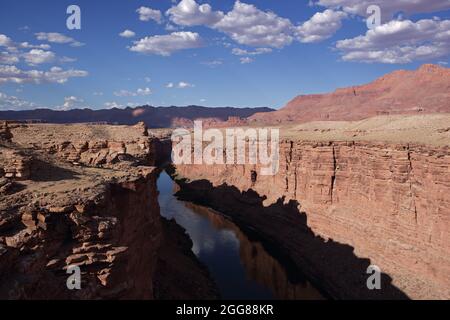 Vue au coucher du soleil sur le fleuve Colorado traversant Marble Canyon, à côté des falaises Vermilion dans le nord de l'Arizona, aux États-Unis Banque D'Images