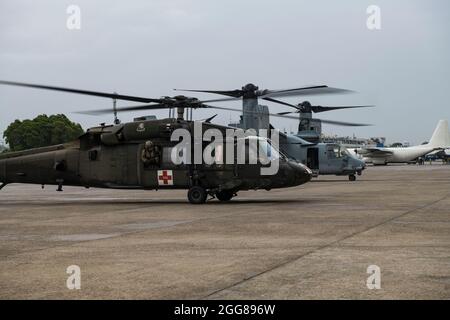 Les soldats américains du 1er Bataillon, 228e Régiment d'aviation, Force opérationnelle interarmées-Bravo, base aérienne de Soto Cano, Honduras, reviennent de fournir de l'aide humanitaire lors des secours en cas de catastrophe à Port-au-Prince, Haïti, le 25 août 2021. À la demande du Commandement Sud des États-Unis, des membres du service ont été déployés pour soutenir les efforts de secours avec l'Agence américaine pour le développement international pour la population d'Haïti après que le pays ait été frappé par un tremblement de terre, le 14 août. Le Groupe de travail conjoint comprend les cinq branches de l'armée américaine, ainsi que les biens terrestres, maritimes et aériens de chaque branche. (Photo de la Force aérienne des États-Unis par Tech Banque D'Images