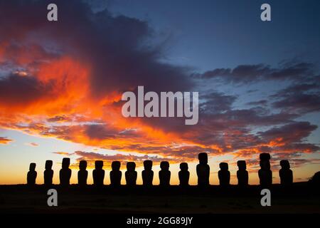 Un lever de soleil spectaculaire et coloré au-dessus des sculptures en pierre de Moai à AHU Tongariki, île de Pâques, au Chili. Banque D'Images