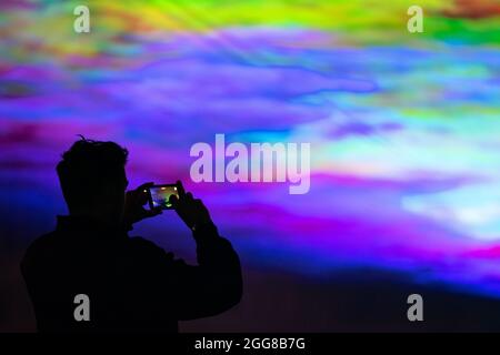 « borealis » de l'artiste Dan Acher illumine le ciel nocturne dans des teintes abstraites et colorées au-dessus du Old Royal Naval College dans le cadre du festival international de Greenwich+Docklands. Banque D'Images