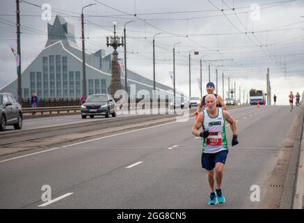 Riga, Lettonie. 29 août 2021. Les concurrents courent pendant le marathon international de Rimi Riga à Riga, en Lettonie, le 29 août 2021. Crédit: Edijs Palens/Xinhua/Alamy Live News Banque D'Images