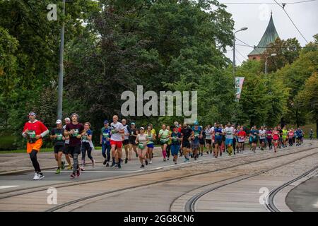Riga, Lettonie. 29 août 2021. Les concurrents courent pendant le marathon international de Rimi Riga à Riga, en Lettonie, le 29 août 2021. Crédit: Edijs Palens/Xinhua/Alamy Live News Banque D'Images