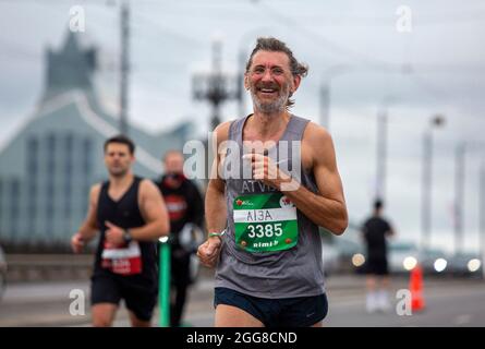 Riga, Lettonie. 29 août 2021. Les concurrents courent pendant le marathon international de Rimi Riga à Riga, en Lettonie, le 29 août 2021. Crédit: Edijs Palens/Xinhua/Alamy Live News Banque D'Images