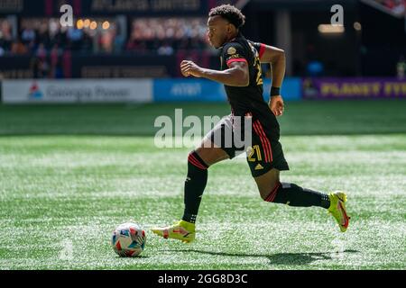 Atlanta, États-Unis. 28 août 2021. Le défenseur d'Atlanta United George Bello (21) dribbles le ballon lors d'un match de football MLS entre Nashville SC et Atlanta United au stade Mercedes-Benz le samedi 28 août 2021 à Atlanta, GA. Jacob Kupferman/CSM crédit: CAL Sport Media/Alay Live News Banque D'Images