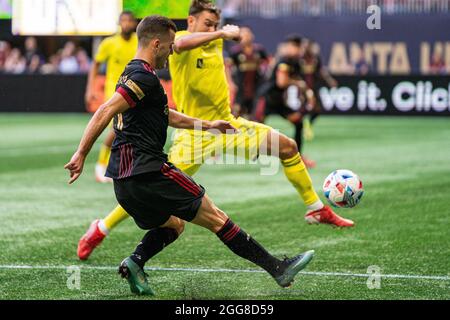 Atlanta, États-Unis. 28 août 2021. Le défenseur d'Atlanta United Brooks Lennon (11) traverse le ballon lors d'un match de football MLS entre Nashville SC et Atlanta United au stade Mercedes-Benz le samedi 28 août 2021 à Atlanta, en Géorgie. Jacob Kupferman/CSM crédit: CAL Sport Media/Alay Live News Banque D'Images