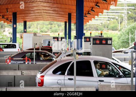 Vendrell, Tarragone, Espagne. 25 août 2021. Les véhicules entrent et partent par le péage de l'autoroute AP-7 à Vendrell qui à partir du 1er septembre sera libre de péage à la Jonquera près de France.en Catalogne, le 1er septembre, les concessions sur quatre autoroutes sont libérées, Ainsi, l'élimination des péages de paiement à 485.4 km libre de circulation plus une section de 82 km à sa frontière avec la Communauté autonome d'Aragon. (Image de crédit : © Ramon Costa/SOPA Images via ZUMA Press Wire) Banque D'Images