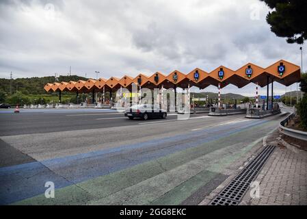 Vendrell, Tarragone, Espagne. 25 août 2021. Entrée et sortie du péage de l'autoroute AP-7 à Vendrell qui à partir du 1er septembre sera libre de péage à la Jonquera près de France.en Catalogne, le 1er septembre, les concessions sur quatre autoroutes sont libérées, Ainsi, l'élimination des péages de paiement à 485.4 km libre de circulation plus une section de 82 km à sa frontière avec la Communauté autonome d'Aragon. (Image de crédit : © Ramon Costa/SOPA Images via ZUMA Press Wire) Banque D'Images