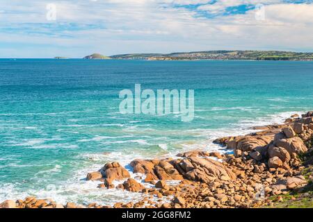 Littoral pittoresque de Encounter Bay, vue depuis le point d'observation de Port Elliot, par une journée de forte luminosité, Fleurieu Peninsula, Australie méridionale Banque D'Images