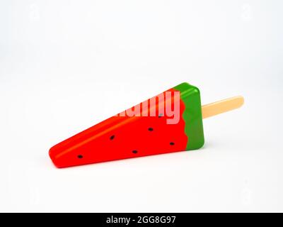 Popsicle artificiel en tranches de pastèque, isolé sur fond blanc. Bâton de glace aux fruits d'été. Banque D'Images