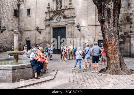 Barcelone, Espagne. 29 août 2021. Un groupe de touristes sont vus à l'emblématique Plaza Sant Neri à l'écoute des indications historiques du guide. L'équilibre économique des secteurs économiques qui dépendent du tourisme a fermé en août en dessous des attentes en raison des restrictions de mobilité persistantes découlant de la soi-disant cinquième vague de Covid. Crédit : SOPA Images Limited/Alamy Live News Banque D'Images