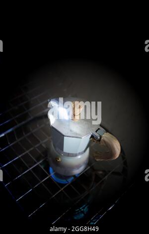 Cafetière Mokapot sur cuisinière à gaz Banque D'Images