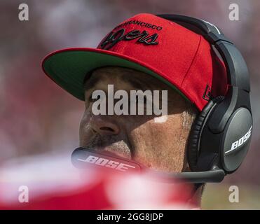 Santa Clara, États-Unis. 29 août 2021. Kyle Shananan, entraîneur-chef des 49ers de San Francisco, travaille sur la touche dans le quatrième trimestre au stade Levi's à Santa Clara, Califiornia, le dimanche 29 août 2021. Les 49ers ont battu les Raiders 34-10. Photo de Terry Schmitt/UPI crédit: UPI/Alay Live News Banque D'Images