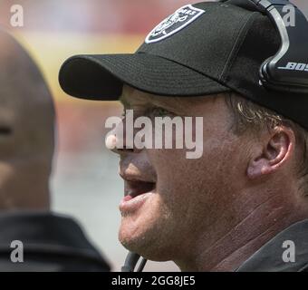 Santa Clara, États-Unis. 29 août 2021. Jon Gruden, entraîneur-chef des Raiders de Las Vegas, travaille sur la touche lors d'une perte de 34-10 aux 49ers de San Francisco au stade Levi's à Santa Clara, Califiornia, le dimanche 29 août 2021. Photo de Terry Schmitt/UPI crédit: UPI/Alay Live News Banque D'Images
