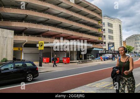 Bristol, Royaume-Uni. 16 août 2021. Une femme passe devant les parcs automobiles nationaux (NCP) de Bristol. Crédit : SOPA Images Limited/Alamy Live News Banque D'Images