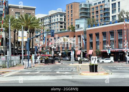 SAN DIEGO , CALIFORNIE - 25 AOÛT 2021 : le quartier Gaslamp dans le centre-ville de San Diego. Banque D'Images