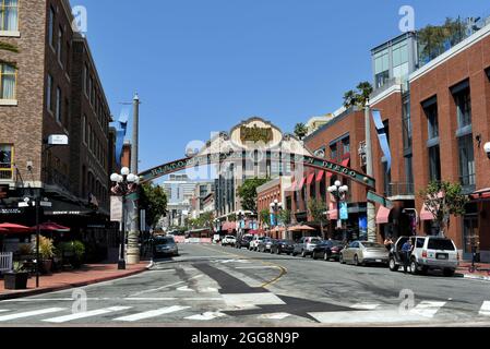 SAN DIEGO , CALIFORNIE - 25 AOÛT 2021 : le quartier Gaslamp dans le centre-ville de San Diego. Banque D'Images