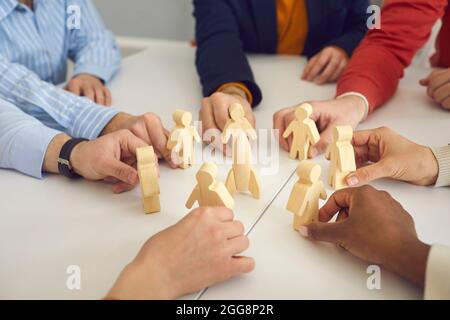 L'équipe d'affaires se joint à des figures humaines autour de la fusée jouet comme symbole de lancement de nouveau produit Banque D'Images