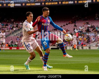 Barcelone, Espagne. 29 août 2021. Clément Lenglet (R) de Barcelone rivalise avec Carles Alena de Getafe lors du match de football de la ligue espagnole entre le FC Barcelone et Getafe CF à Barcelone, Espagne, le 29 août 2021. Crédit : Joan Gosa/Xinhua/Alay Live News Banque D'Images