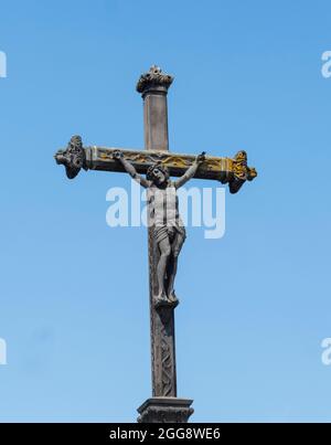 Jésus, croix de pierre sculptée, Ennezat, Puy-de-Dôme, Auvergne-Rhône-Alpes, France. Banque D'Images