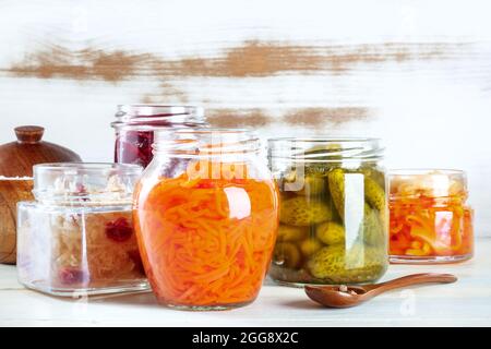 Aliments fermentés, probiotiques. Légumes en conserve. Cornichons, choucroute et autres conserves biologiques en pots de maçon. Cuisine végétalienne saine Banque D'Images