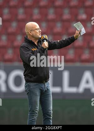 Animateur de stade Rolf STOERMANN (STvñRMANN). Soccer, FC Augsburg - Bayer 04 Leverkusen 1: 4, Soccer Bundesliga, 3e jour de match, saison 2021-2022, le 28 août, 2021 à Augsbourg, WWKARENA, Allemagne. Les réglementations DFL interdisent toute utilisation de photographies comme séquences d'images et/ou quasi-vidéo. € Banque D'Images