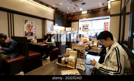 Les gens Dining avoir Ian petit déjeuner abordable dans un restaurant japonais à Mongkok Hong Kong Chine Banque D'Images