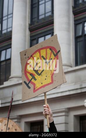 Un manifestant tient un panneau, montrant le logo Shell avec l'Enfer fragé à travers.les manifestants de la rébellion d'extinction ciblent le musée des sciences le 7 jour des protestations de la rébellion. Ils insistent sur le fait que le musée cesse de recevoir de l'argent de la compagnie multinationale de pétrole et de gaz Shell. Ils occupent le musée pendant la nuit, se verrouillent sur les rampes à l'intérieur et refusent de partir jusqu'à ce que le musée écoute leurs demandes. Les rebelles exigent également que le gouvernement modifie les politiques pour répondre à l'urgence écologique et climatique et arrêter immédiatement tous les nouveaux investissements dans les combustibles fossiles. Banque D'Images