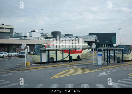 Bus, bus à la gare routière locale. À Milan, en Italie. Banque D'Images