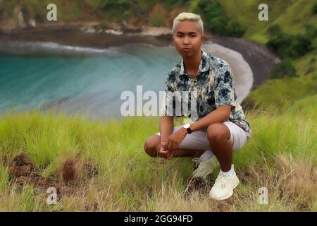 Vue sur un homme au sommet de l'île de Padar, près du parc national de Komodo. Banque D'Images