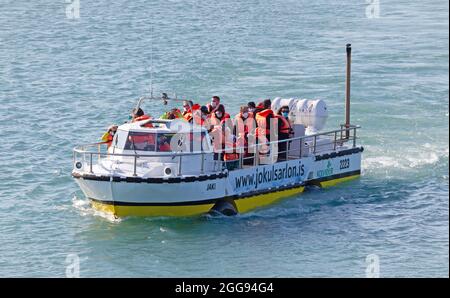 JOKULSARLON, ISLANDE - 30 JUILLET 2021 : excursion en bateau sur la lagune glaciaire de Jokulsarlon en Islande. Beaucoup de gens visitent le célèbre lagon glaciaire en Islande tous les yeux Banque D'Images