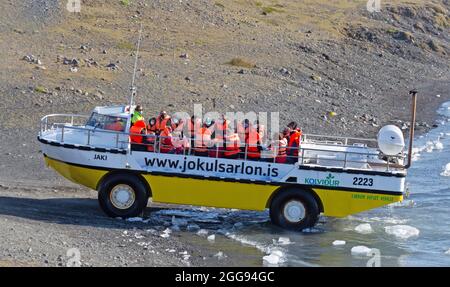 JOKULSARLON, ISLANDE - 30 JUILLET 2021 : excursion en bateau sur la lagune glaciaire de Jokulsarlon en Islande. Beaucoup de gens visitent le célèbre lagon glaciaire en Islande tous les yeux Banque D'Images